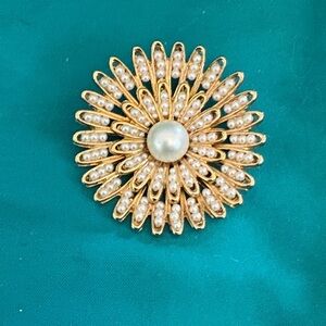 Vintage Pearl and gold brooch with extended pin